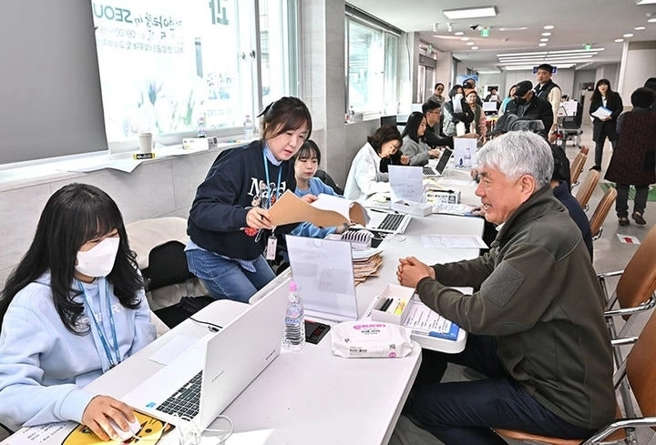 강원 정선군은 3~6월 민생회복지원금을 지원했다. 사진은 최승준(오른쪽) 정선군수가 3월 11일 민생회복지원금 지급 현황을 점검하는 모습. 정선군 제공