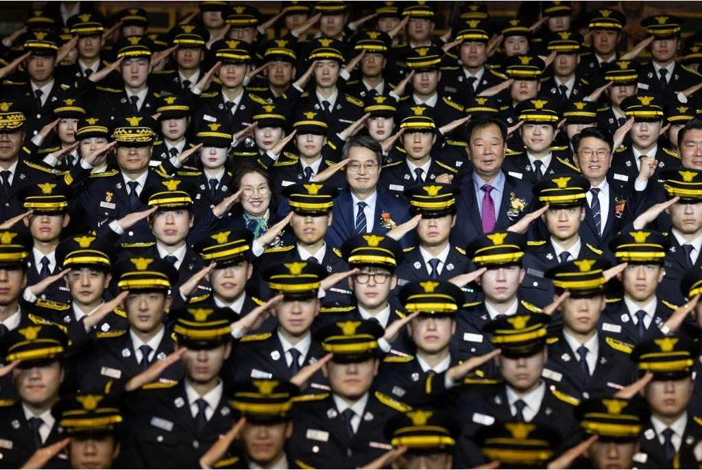 19일 2025년 신임 소방공무원 임용식에서 김동연 경기도지사, 2025년 신임 소방공무원 및 가족, 임상오 경기도의회 안행위원장 등이 기념 촬영을 하고 있다. (경기도 제공)