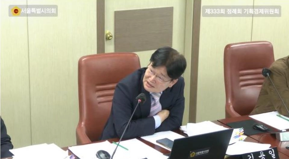 질의하는 김용일 의원