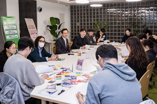 최호권 영등포구청장(왼쪽 가운데)이 올 3월 관내 YDP미래평생학습관에서 열린 ‘청년 원테이블 투어’에서 청년들과 이야기를 나누고 있다. 영등포구 제공