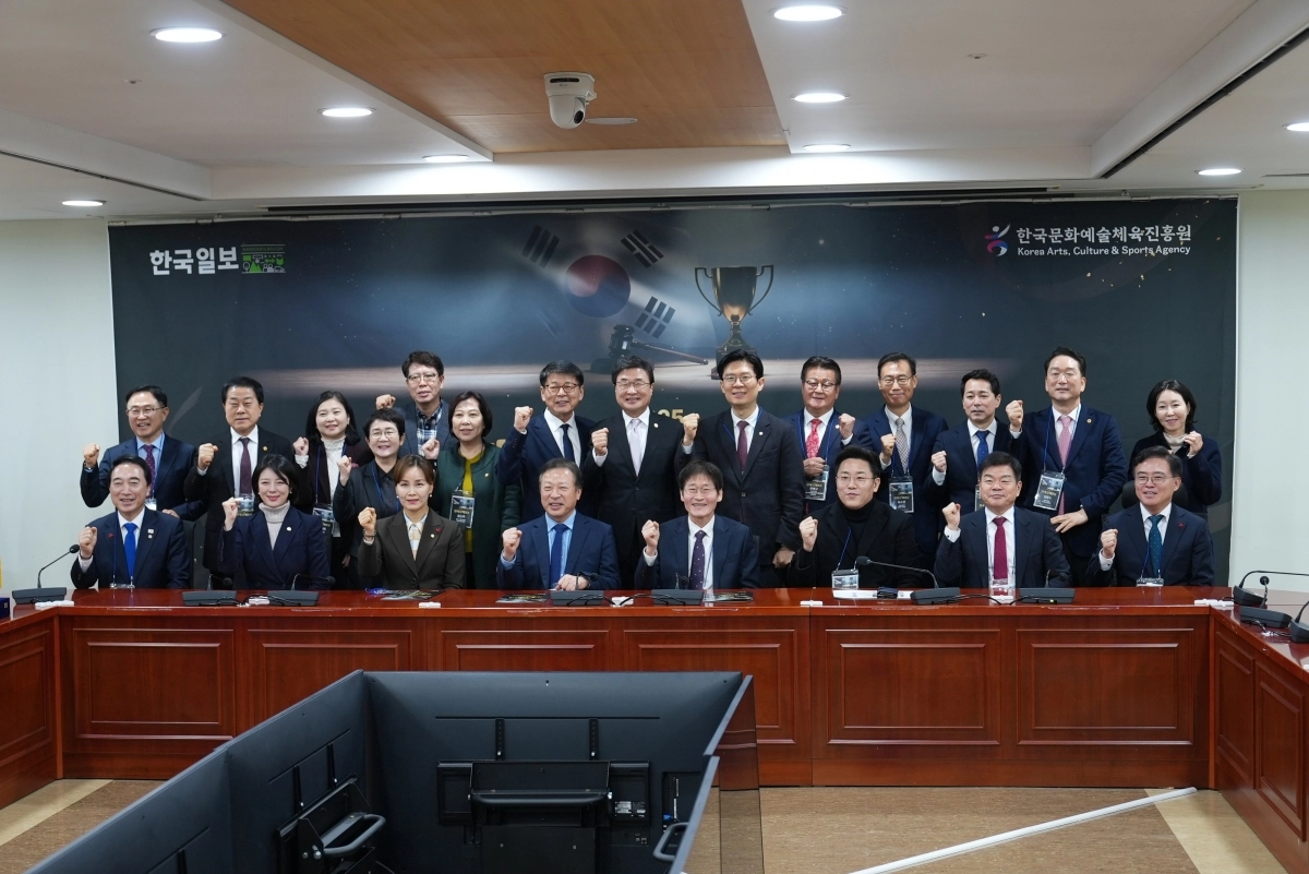 지난 18일 국회의원회관 제8간담회의실에서 개최된 ‘2025 한국정책대상’ 시상식에서 김용호 서울시의원(뒷줄 왼쪽 두 번째)이 단체 기념촬영을 하고 있다.