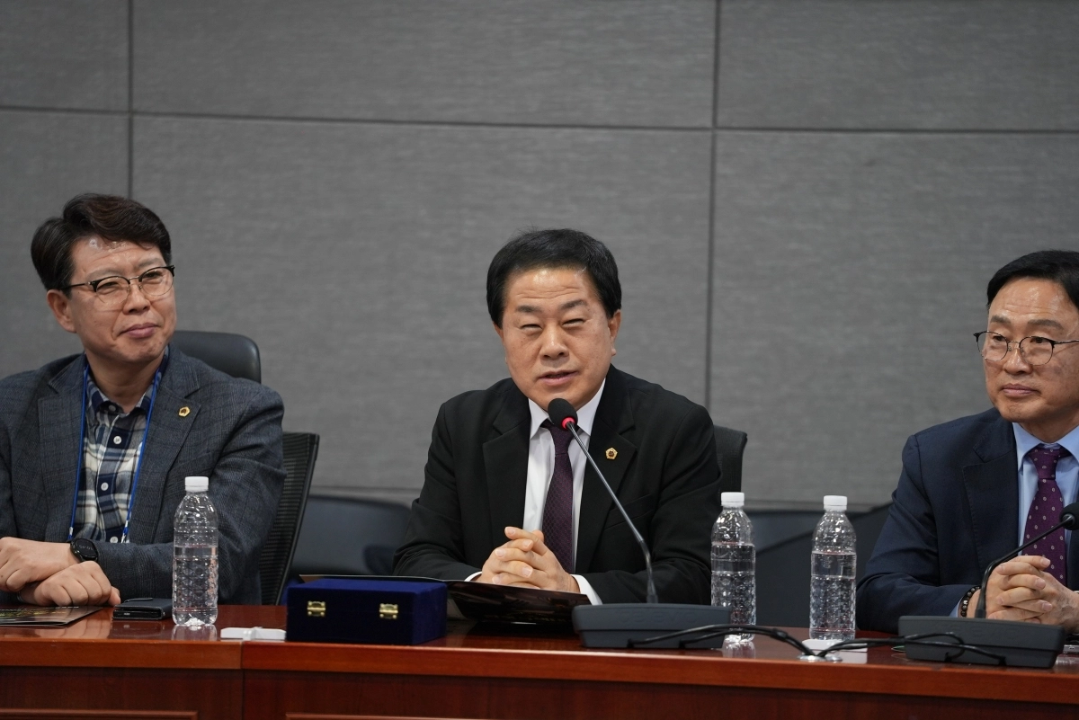 지난 18일 국회의원회관 제8간담회의실에서 개최된 ‘2025 한국정책대상’ 시상식에서 김용호 서울시의원(중앙)이 수상 소감을 밝히고 있다.