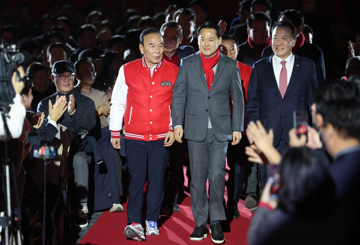 국민의힘 장동혁 대표가 19일 청주 오스코에서 열린 충북도당 당원 교육 행사에 참석해 당원들과 인사하고 있다. 쳥주 연합뉴스