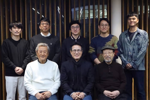 한국문화예술위원회는 원로배우 신구(앞줄 맨 오른쪽)와 박근형(왼쪽)의 기부로 조성한 기금을 바탕으로 ‘연극내일 프로젝트’를 출범했다. 정병국(가운데) 위원장과 김남언(뒷줄 왼쪽부터) 프로듀서, 강훈구 연출, 오세혁 연출, 이민구 연출, 김정 연출이 프로젝트에 동참한다. 한국문화예술위원회 제공