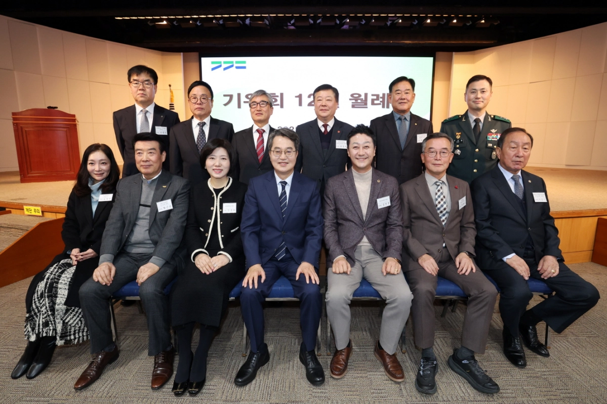 김진경 의장이 19일 오전 경기도경제과학진흥원에서 열린 경기도 기우회 12월 월례회를 주관하고 참석 회원들과 기념촬영을 하고 있다.(사진=경기도의회)​