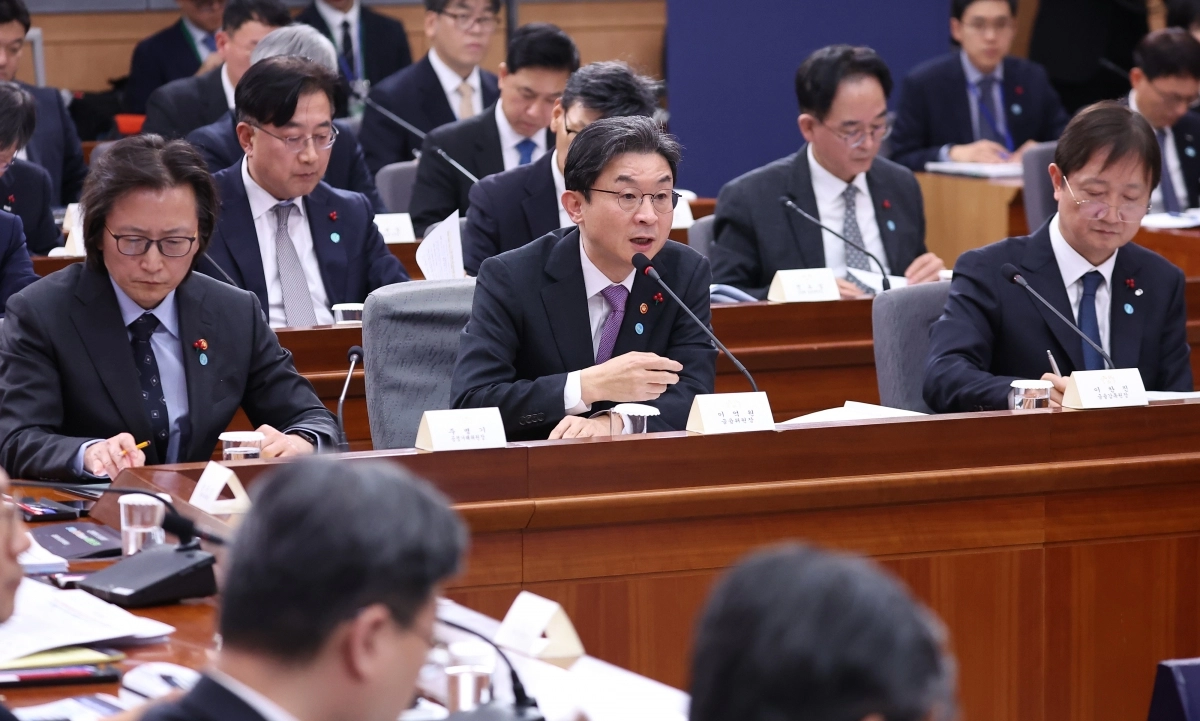 이억원 금융위원장이 19일 정부서울청사 별관에서 열린 금융위원회·공정거래위원회 업무보고에서 이재명 대통령 질문에 답하고 있다. 왼쪽부터 주병기 공정거래위원장, 이 위원장, 이찬진 금융감독원장. 연합뉴스