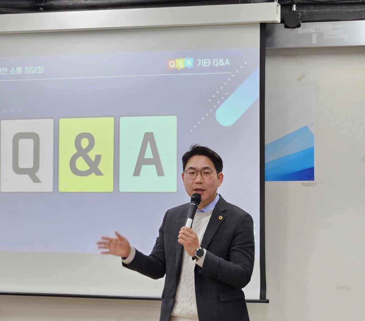 문승호 의원이 19일 경기공유학교 성남캠퍼스에서 진행된 ‘경기도의회-성남교육지원청 성남 수정구 교육현안 소통 정담회’에 참석해 인사말을 하고 있다.(사진=경기도의회)