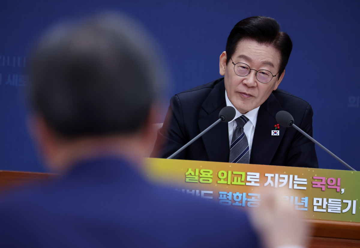 이재명 대통령이 지난 19일 정부서울청사 별관에서 열린 외교부(재외동포청)·통일부 업무보고에서 조현 외교부 장관에게 질문하고 있다. 2025. 12. 19. 연합뉴스