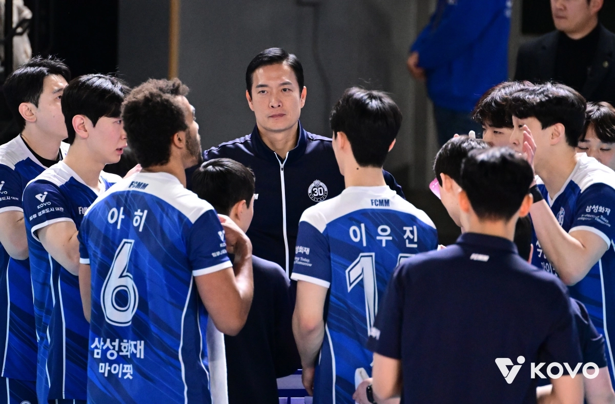 11일 대전 충무체육관에서 열린 삼성화재와 현대캐피탈의 경기에서 김상우 삼성화재 감독이 선수들에게 지시하고 있다. 한국배구연맹 제공