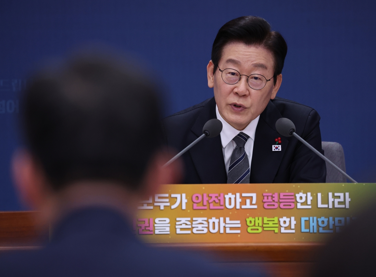 이재명 대통령이 19일 정부서울청사 별관에서 열린 법무부(대검찰청)·성평등가족부 업무보고에서 정성호 법무부 장관에게 질문하고 있다. 연합뉴스