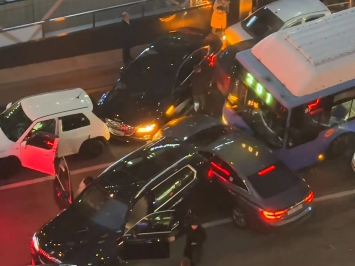 19일 오후 서울 강남구 강남구청역 사거리에서 9중 추돌 사고가 발생해 사고차량이 뒤엉켜 있다. 경찰 등에 따르면 시내버스가 정차 중인 승용차와 SUV 차량을 잇달아 들이받으며 차량 10대가 연쇄 추돌했다. 연합뉴스