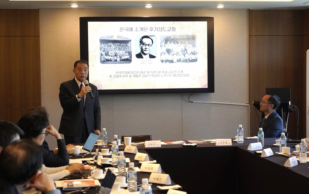 예수그리스도교회 북아시아지역을 이끌고 있는 김현수 장로가 19일 서울 중구 프레스센터에서 열린 한국 선교 70주년 기념 간담회에서 교회사에 관해 설명하고 있다. 예수그리스도교회 제공.