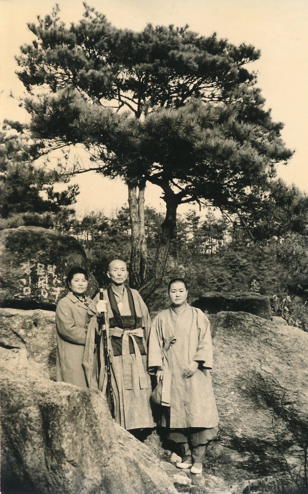 언니 인자와 청담 스님, 묘엄 스님(왼쪽부터)이 함께 찍은 사진. 조계종 출판사 제공.