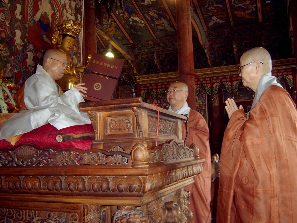 2007년 10월 23일 경남 합천 해인사에서 열린 명사 품서식 장면. 오른쪽이 ‘명사’ 묘엄 스님이다. 조계종출판사 제공.