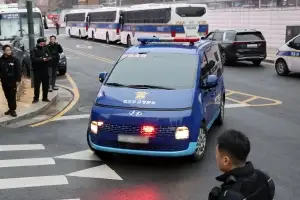 尹, 김건희특검 첫 출석…‘아내 금품수수·매관매직 몰랐다’