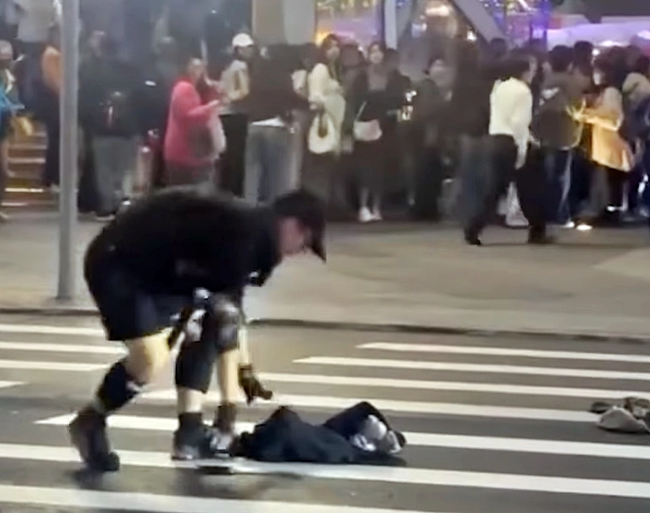 19일(현지시간) 대만 타이베이 도심 한복판에서 연막탄과 흉기를 이용한 무차별 공격이 벌어져 용의자를 포함해 4명이 숨지고 11명이 다쳤다. 사진은 오후 5시 30분쯤 용의자가 중산역 인근에서 연막탄을 던지는 모습. 2025.12.20 인스타그램