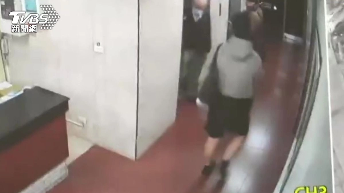 19일(현지시간) 대만 타이베이 도심 한복판에서 연막탄과 흉기를 이용한 무차별 공격이 벌어져 용의자를 포함해 4명이 숨지고 11명이 다쳤다. 사진은 타이베이 중앙역 인근에서 첫 범행 후 중산역 인근의 한 호텔방에서 옷을 옷을 갈아입은 용의자가 두 번째 범행을 위해 중산역 밖으로 이동하는 모습. 2025.12.20 대만 TVBS