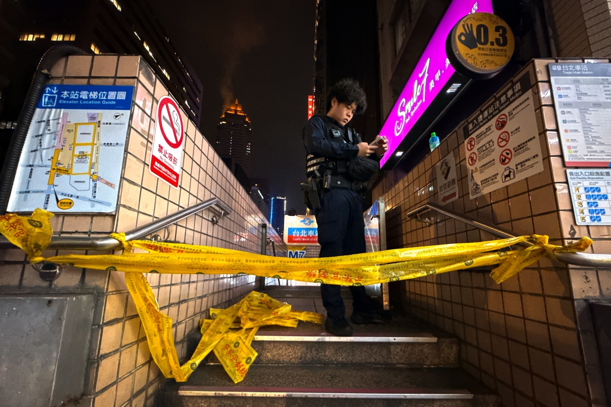 19일(현지시간) 대만 타이베이 도심 한복판에서 연막탄과 흉기를 이용한 무차별 공격이 벌어져 용의자를 포함해 4명이 숨지고 11명이 다쳤다. 사진은 이날 현장 통제 중인 경찰. 2025.12.19 타이베이 EPA 연합뉴스