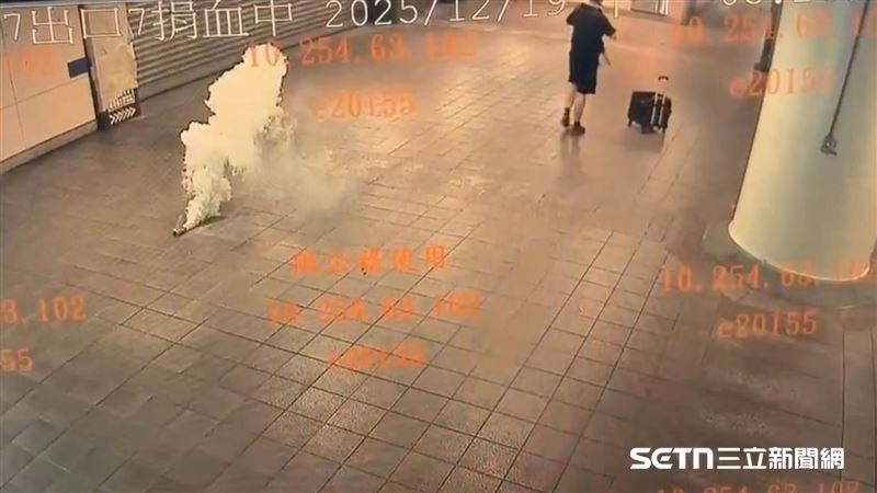 19일(현지시간) 대만 타이베이역과 중산역 일대에서 3명을 살해하고 11명을 다치게 한 뒤 투신 사망한 장원(27·사진)의 컴퓨터와 태블릿PC, 클라우드 데이터에서 이른바 ‘살인계획서’가 발견됐다. 사진은 방독면을 쓴 용의자가 타이베이역 지하도에서 연막탄을 투척하는 모습이 담긴 폐쇄회로(CC)TV 화면. 2025.12.20 대만 TVBS