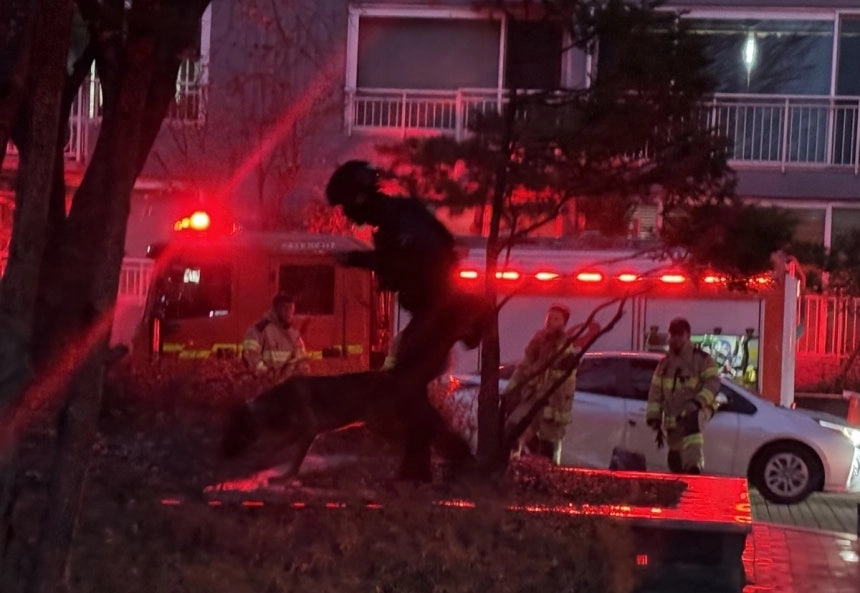 20일 폭발물로 의심되는 상자가 있다는 신고를 받고 서울 마포구 성산동 한 아파트에 출동한 경찰특공대. 2025.12.20 연합뉴스