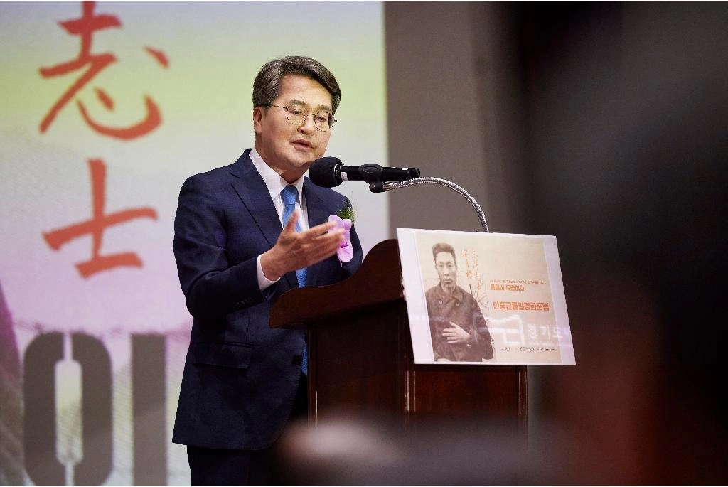 20일 경기도박물관에서 열린 광복 80주년 기념 “안중근 의사 특별전” 개막에서 김동연 경기도지사가 인사말을 하고 있다. (경기도 제공)