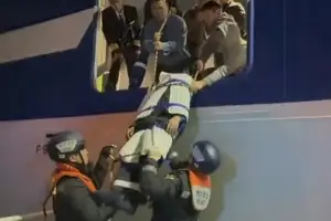 부산 앞바다 정박 크루즈 계단서 넘어진 60대 병원 이송