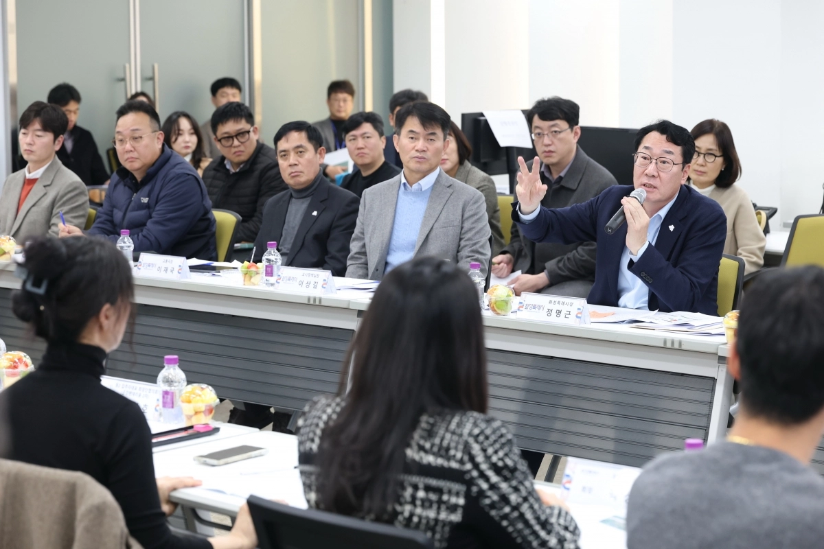 정명근 화성시장이 19일 동탄2 입주자대표 회장단 협의회와 함께 2025년 4분기 소통간담회를 주재하고 있다. (화성시 제공)