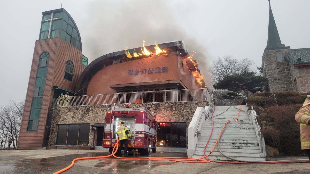 20일 불에 전소된 인천 강화 교산교회 모습.