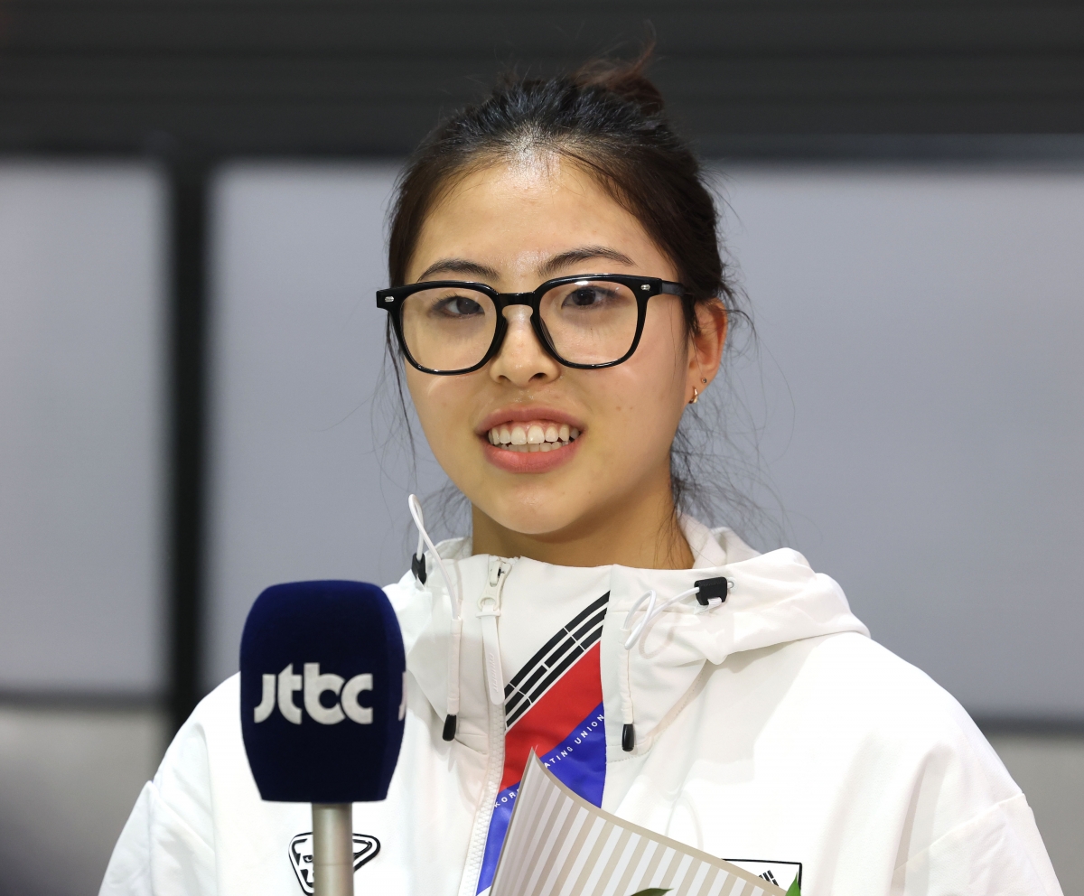 취재진 질문 답하는 이나현