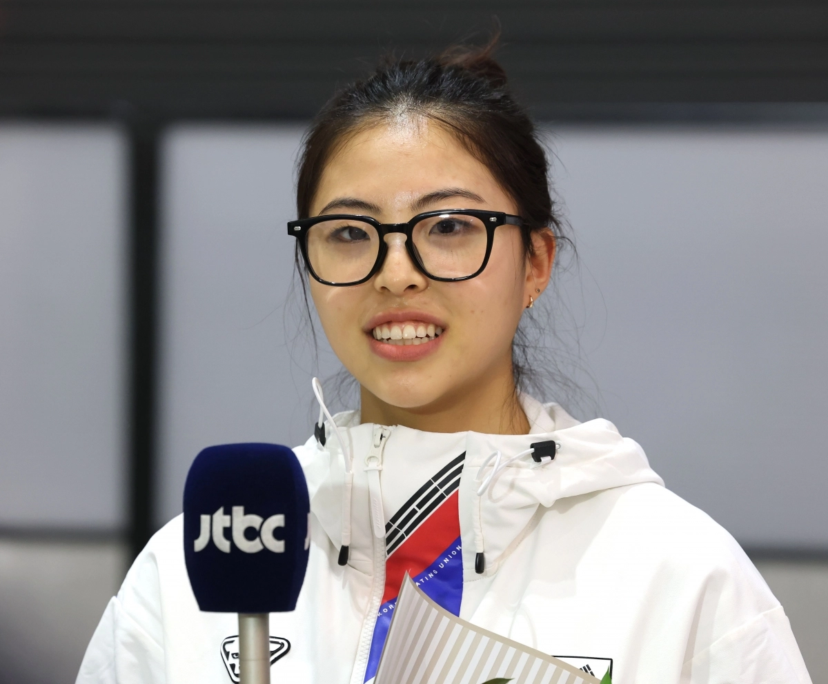 취재진 질문 답하는 이나현