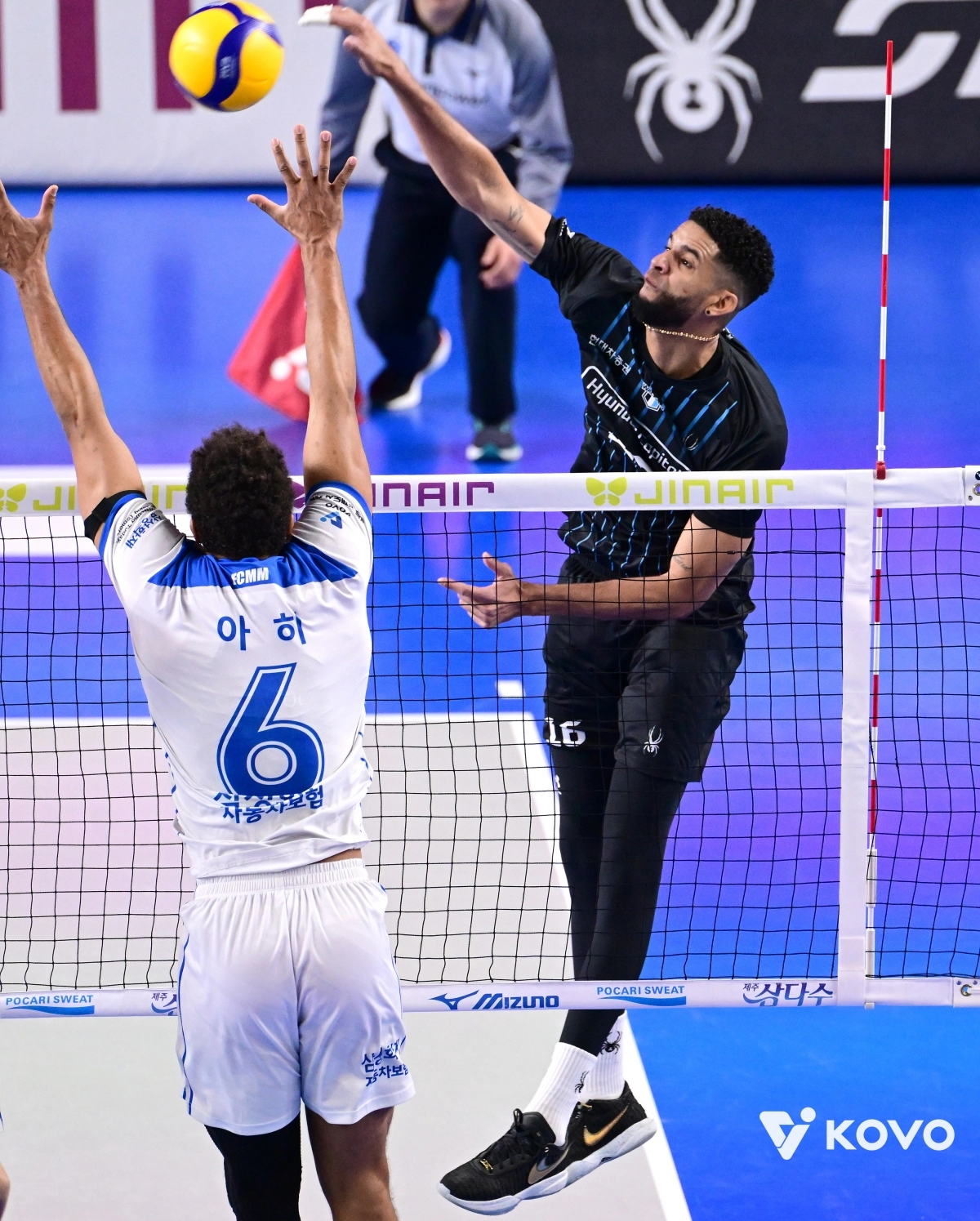 현대캐피탈 외국인 에이스 레오나르도 레이바(등록명 레오)가 20일 천안유관순체육관에서 열린 2025~26시즌 V리그 남자부 OK저축은행과의 경기에서 강스파이크를 내리꽂고 있다. 레오는 이날 19득점을 올리며 통산 7008점을 넘어섰다. 7000득점 돌파는 V리그 처음이다. 한국배구연맹 제공