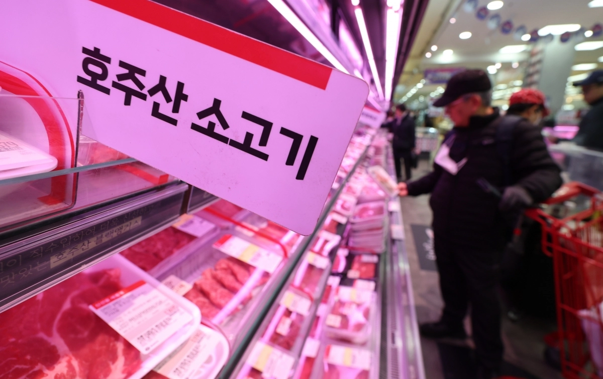 12일 서울 시내 한 대형마트 수입 소고기 매대. 2025.12.12. 뉴시스