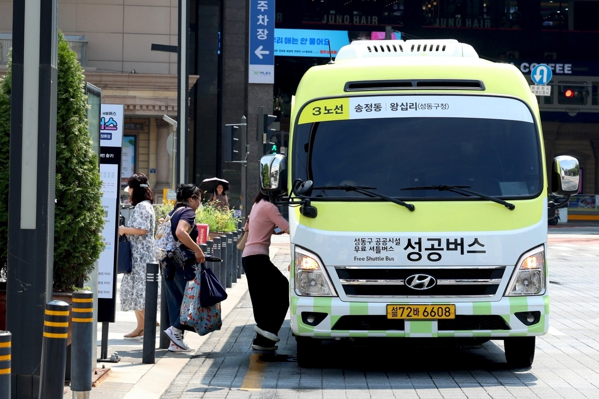 왕십리역 성공버스 정류장에서 3노선 버스에 타고있는 주민들.  성동구 제공