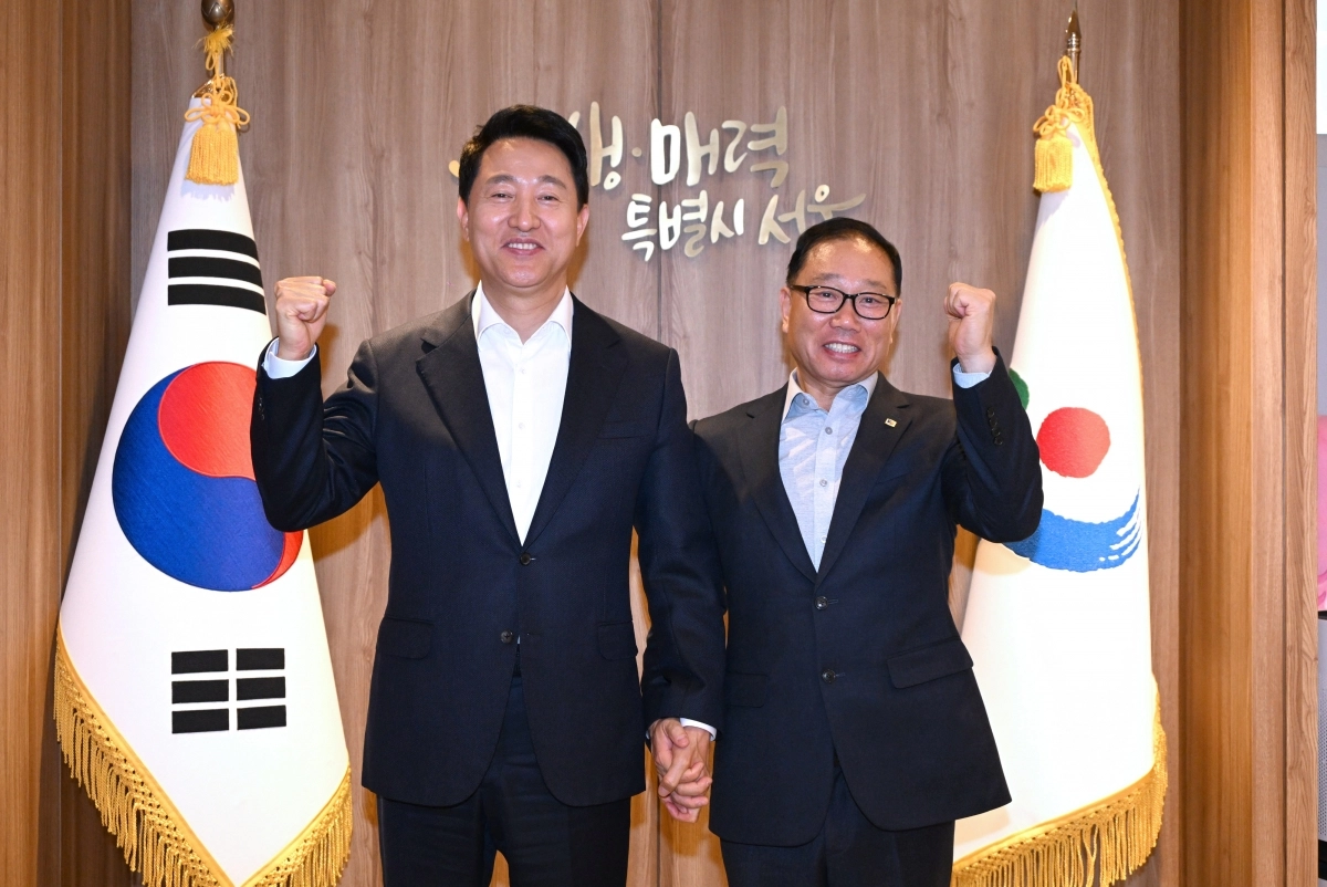 오세훈(왼쪽) 서울시장이 지난 19일 김용승 서울시마을버스운송사업조합 이사장을 만나 기념 촬영을 하고 있다. 양측은 앞서 18일 최종 합의를 했다. 서울시 제공