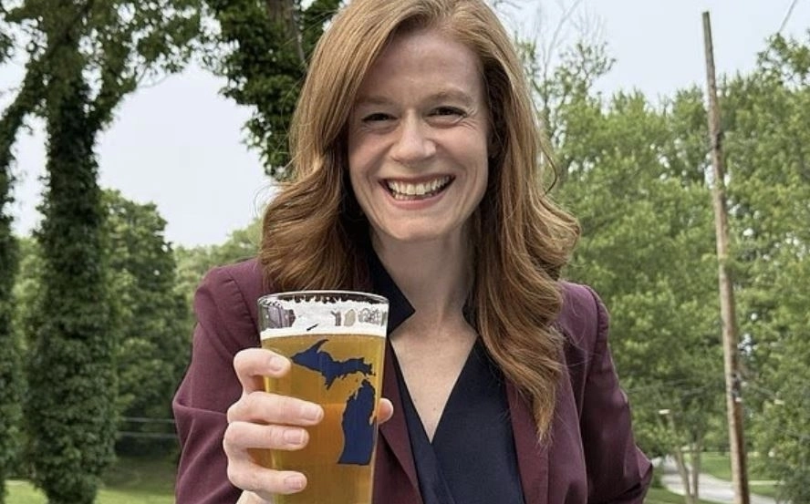 ‘맥주 발언’으로 논란을 일으킨 미국 미시간주 민주당 상원 후보인 맬러리 맥모로.