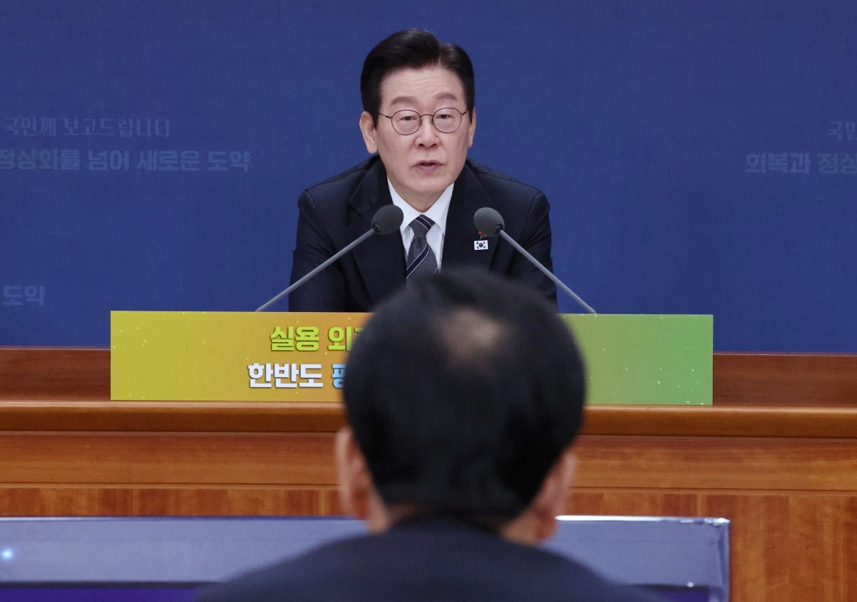 이재명 대통령이 19일 정부서울청사 별관에서 열린 외교부(재외동포청)·통일부 업무보고에서 정동영 통일부 장관에게 질문하고 있다. 2025.12.19 연합뉴스