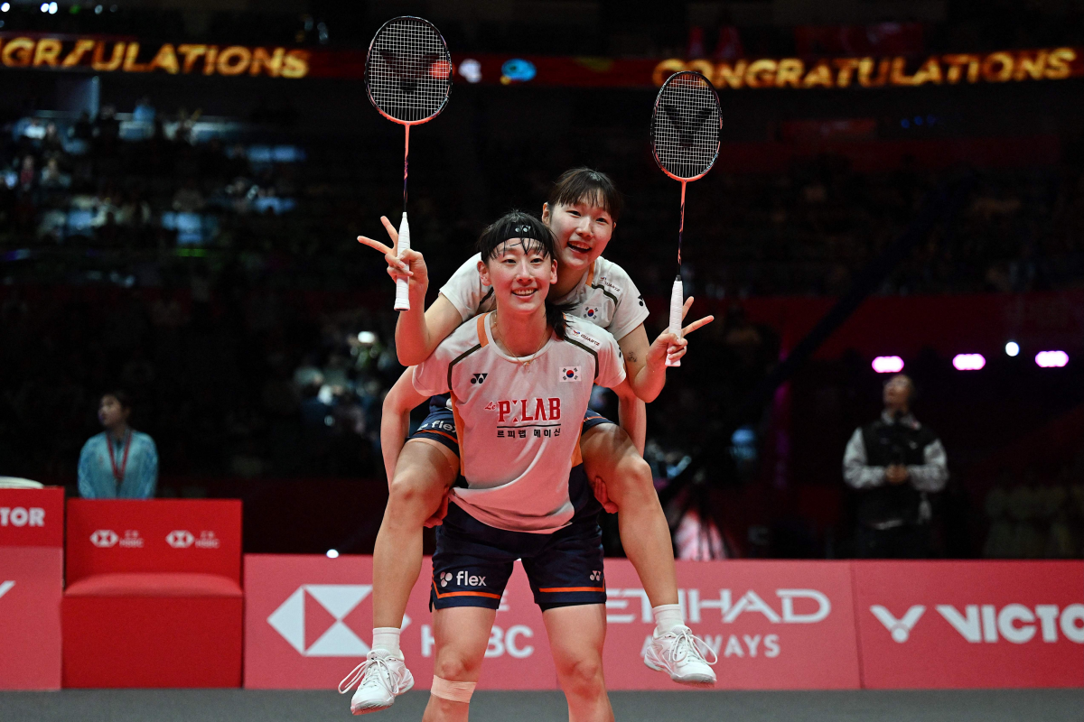 21일 중국 항저우 올림픽스포츠센터에서 열린 세계배드민턴연맹(BWF) 월드투어 파이널스 2025 여자 복식에서 우승한 이소희가 후배 백하나를 업고 기뻐하고 있다. 2025.12.21 AFP 연합뉴스