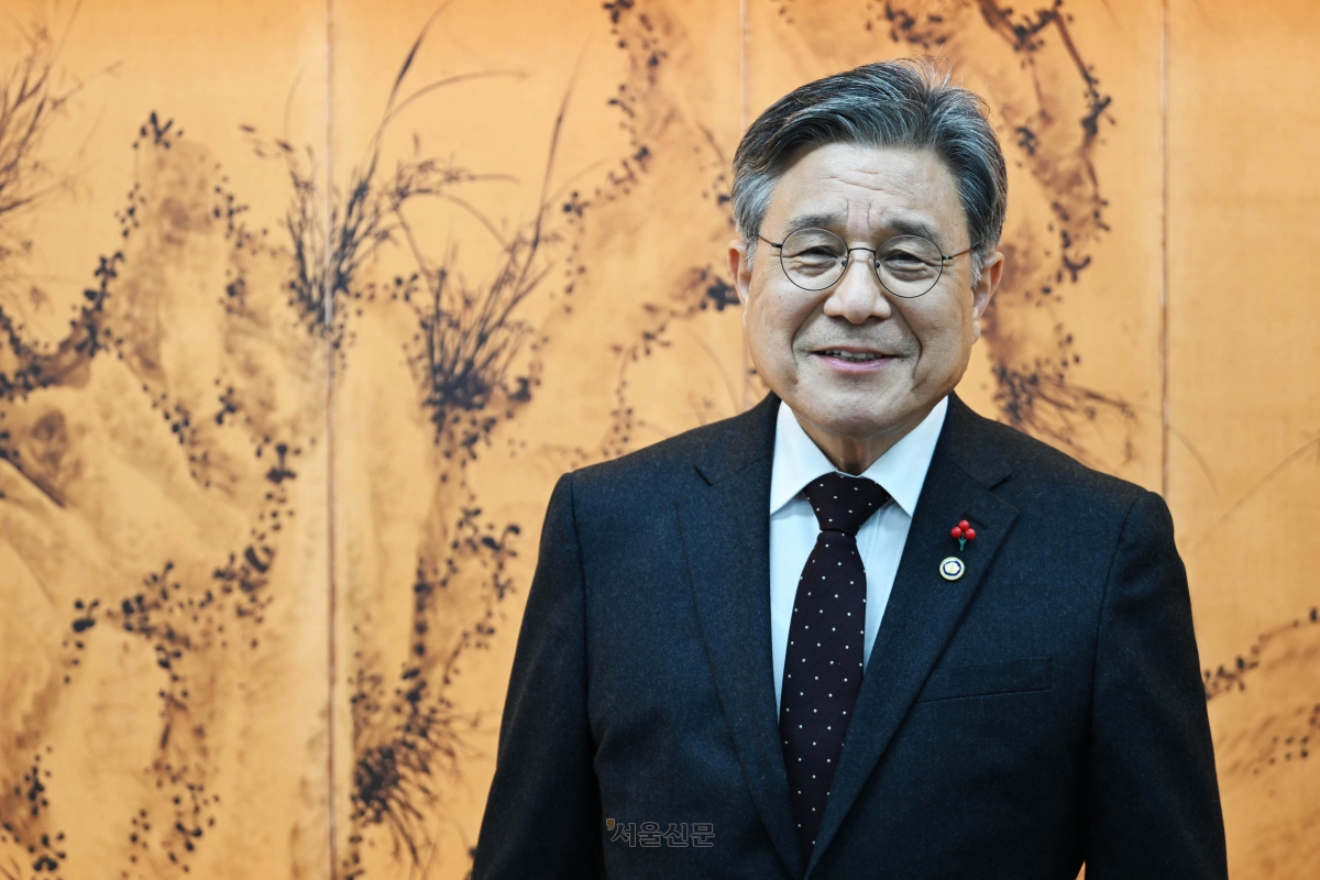 허민 국가유산청장이 지난 17일 서울 종로구 고궁박물관에서 서울신문과 인터뷰하면서 최근 종묘 주변 개발을 둘러싸고 발생한 논란에 대한 국가유산청의 입장을 설명하고 있다. 홍윤기 기자