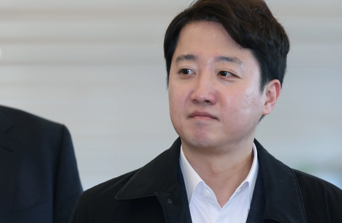 이준석 개혁신당 대표가 21일 서울 종로구 광화문 KT 빌딩에 마련된 민중기 특별검사팀(김건희 특검) 사무실에 윤석열 전 대통령 부부의 공천개입 의혹 관련 조사를 받기 위해 피의자 신분으로 출석하고 있다. 2025.12.21 뉴시스