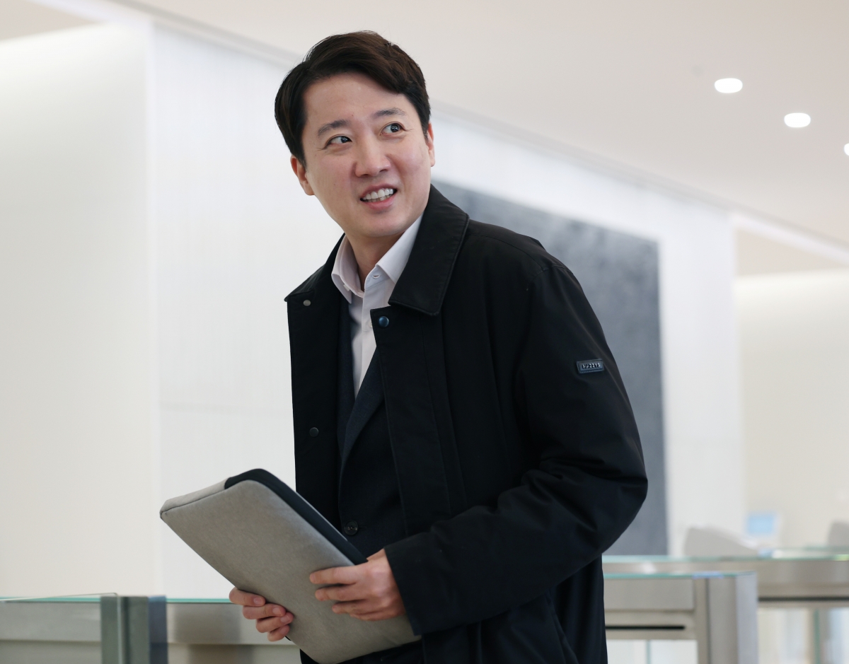 이준석 개혁신당 대표가 21일 서울 종로구 광화문 KT 빌딩에 마련된 민중기 특별검사팀(김건희 특검) 사무실에 윤석열 전 대통령 부부의 공천개입 의혹 관련 조사를 받기 위해 피의자 신분으로 출석하고 있다. 2025.12.21 뉴시스