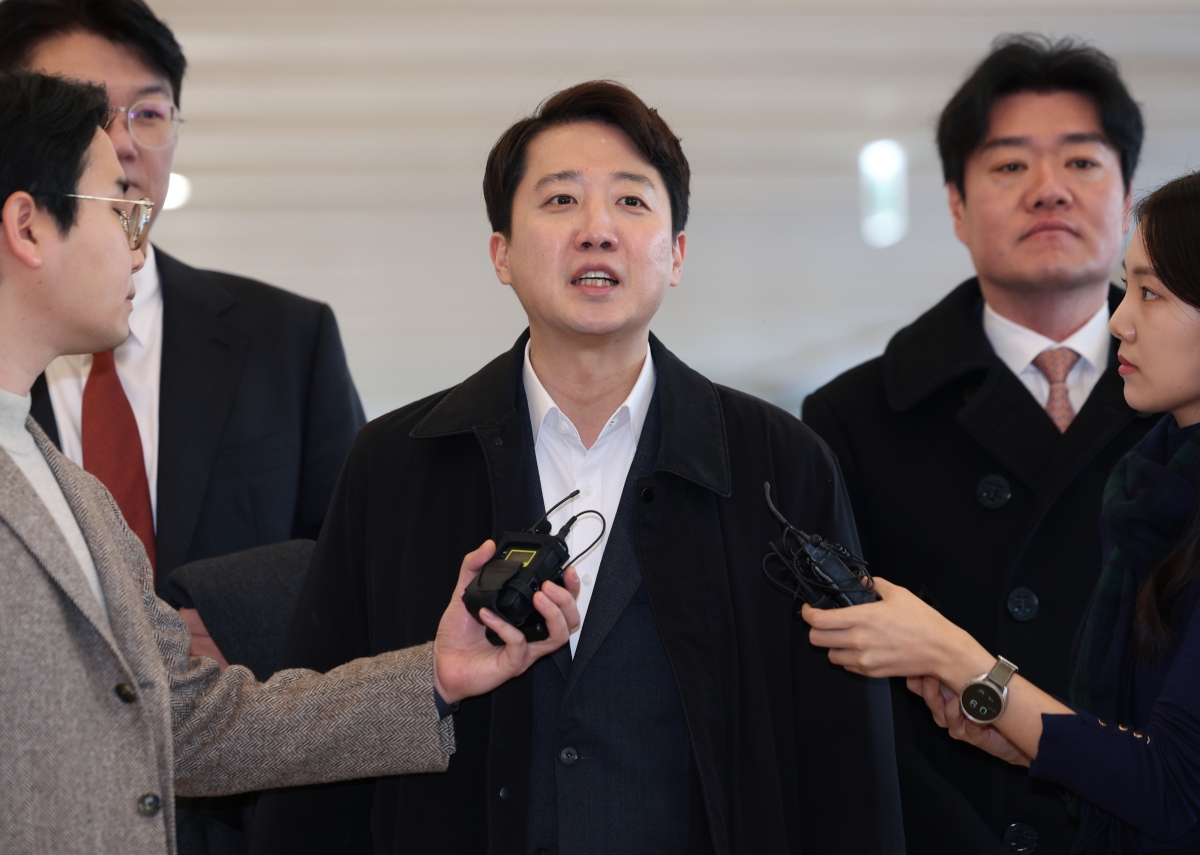 이준석 개혁신당 대표가 21일 서울 종로구 광화문 KT 빌딩에 마련된 민중기 특별검사팀(김건희 특검) 사무실에 윤석열 전 대통령 부부의 공천개입 의혹 관련 조사를 받기 위해 피의자 신분으로 출석하고 있다. 2025.12.21 뉴시스