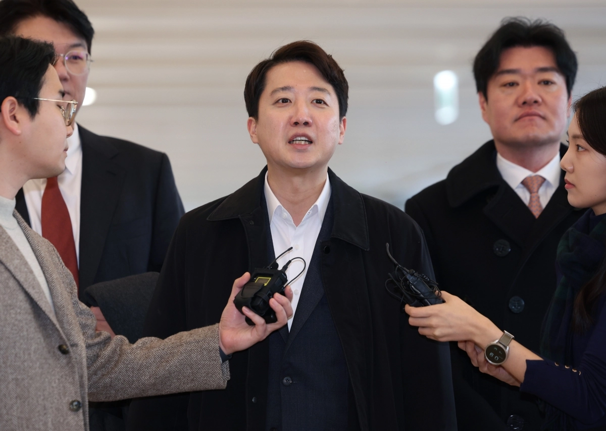 이준석 개혁신당 대표가 21일 서울 종로구 광화문 KT 빌딩에 마련된 민중기 특별검사팀(김건희 특검) 사무실에 윤석열 전 대통령 부부의 공천개입 의혹 관련 조사를 받기 위해 피의자 신분으로 출석하고 있다. 2025.12.21 뉴시스