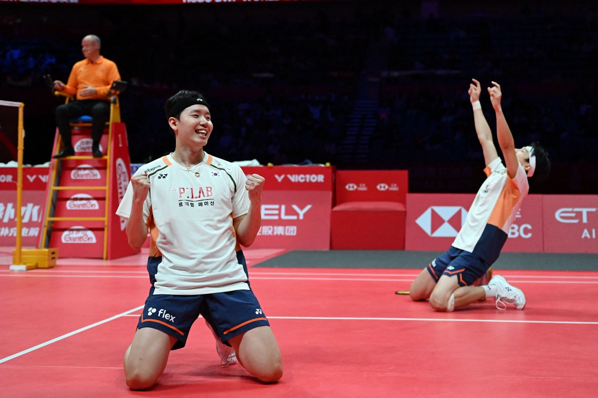 남자 복식 서승재(왼쪽)와 김원호가 21일 중국 항저우 올림픽스포츠센터에서 열린 세계배드민턴연맹(BWF) 월드투어 파이널스 2025 결승에서 시즌 11번째 우승을 달성한 뒤 환호하고 있다. 서승재는 개인 12회 우승으로 시즌 최다 우승 신기록을 작성했다. 항저우 AFP 연합뉴스