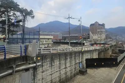 KT 광케이블 이설비 협의 지연에, 학교 정문 앞 교량공사 1년째 중단