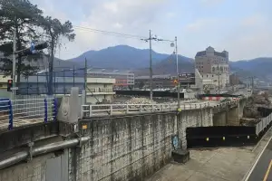 KT 광케이블 이설비 협의 지연에, 학교 정문 앞 교량공사 1년째 중단