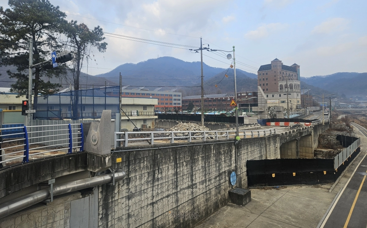 1년 가까이 공사가 중단돼 있는 안흥1교 재가설 공사현장 모습.