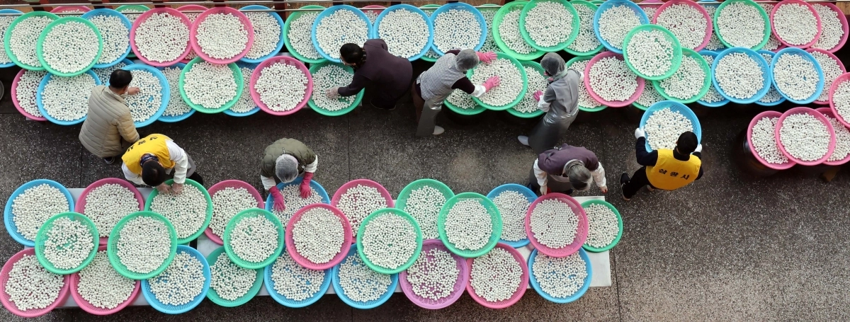 오늘 동지… 팥죽 새알심 만들기