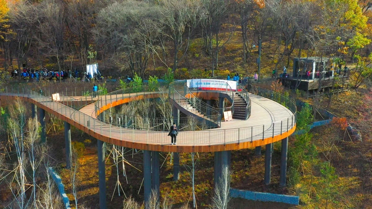 지난달 13일 중랑구 면목동 일대 산책로에 조성된 전망대 ‘용마산 스카이워크’ 모습. 중랑구 제공