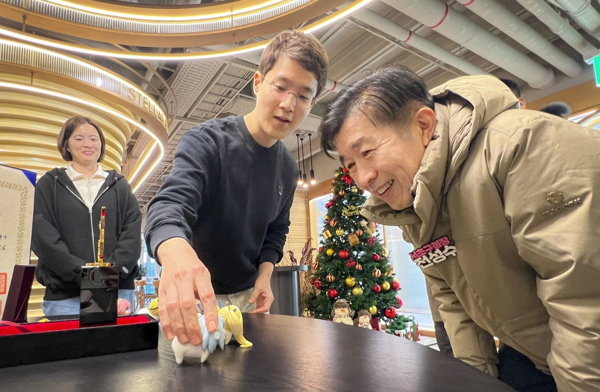 전성수(오른쪽) 서울 서초구청장이 지난 19일 게임 개발사 ‘시프트업’에서 민경립 부사장에게 게임 캐릭터에 대한 설명을 듣고 있다. 서초구 제공
