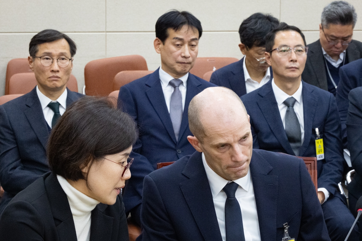 해럴드 로저스(앞줄 오른쪽) 쿠팡 임시 대표를 비롯한 증인들이 지난 17일 서울 여의도 국회 과학기술정보방송통신위원회에서 열린 쿠팡 개인정보 유출 사고 청문회에서 의원 질의를 듣고 있다.  뉴스1